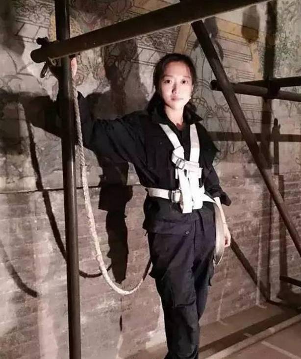 90后美女大学生不买口红不买包 寺庙里修两年壁画