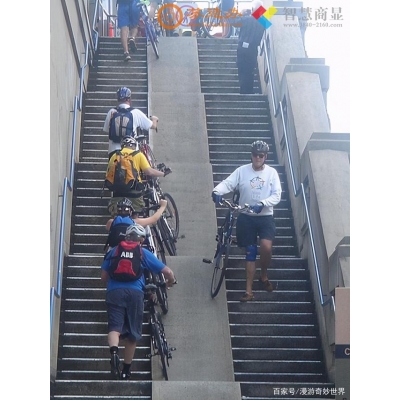 楼梯上的自行车轨道，让你不用再辛辛苦苦扛车了